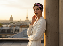 Bandeau Turban Croisé Femme Tissu Imprimé Baroque Floral Noir Rose — Modèle — éditorial — Les Jolies Têtes