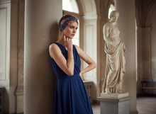 Bandeau Cheveux Croisé Femme Tissu Fleuri Gris Ardoise et Rose Nude — Modèle — éditorial — Les Jolies Têtes