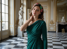 Bandeau Cheveux Croisé Femme Tissu Noir Fleuri Rouge Vert — Modèle — éditorial — Les Jolies Têtes