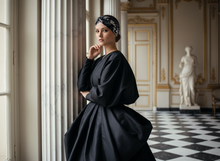 Bandeau Cheveux Croisé Femme Tissu Imprimé Abstrait Noir Blanc — Modèle — éditorial — Les Jolies Têtes