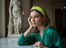 Serre Tête Nœud Femme Tissu Jaune Fluo — Modèle — éditorial — Les Jolies Têtes