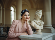 Bandeau Cheveux Croisé Femme Tissu Bleu Marine Fleuri Blanc — Modèle — éditorial — Les Jolies Têtes