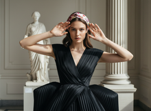 Bandeau Cheveux Torsadé Femme Tissu Fleuri Rose — Modèle — éditorial — Les Jolies Têtes