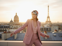 Bandeau Turban Croisé Femme Tissu Imprimé Floral Blanc Noir Corail — Modèle — éditorial — Les Jolies Têtes