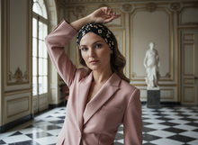 Bandeau Cheveux Fleurs Femme Tissu Noir Jaune Blanc — Modèle — éditorial — Les Jolies Têtes