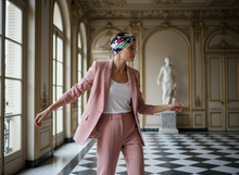 Bandeau Turban Croisé Femme Tissu Imprimé Tropical Bleu Marine Vert — Modèle — éditorial — Les Jolies Têtes