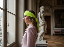 Bandeau Bandana Unisexe Tissu Jaune Fluo — Modèle — éditorial — Les Jolies Têtes