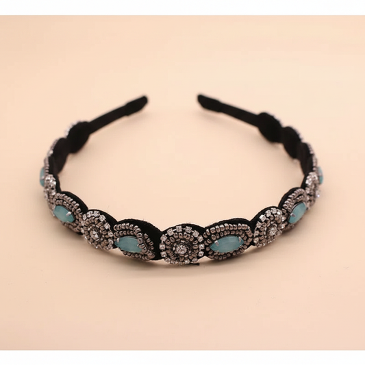 Bandeau Cheveux Bijou Femme Perles et Strass Turquoise et Argent Ovales — Packshot fond beige — Les Jolies Têtes