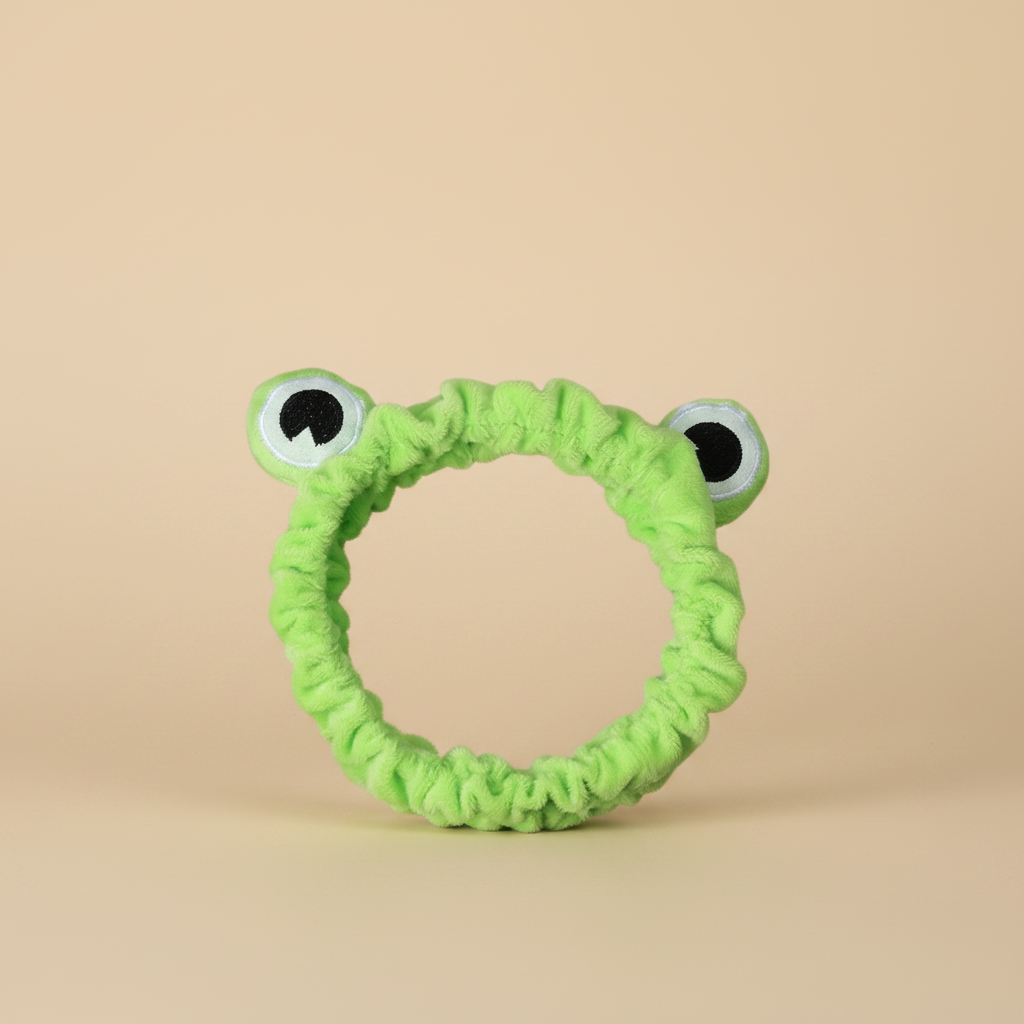 Bandeau Spa Grenouille Femme Peluche Verte — Packshot fond beige — Les Jolies Têtes