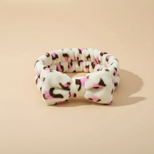 Bandeau Nœud Spa Femme Imprimé Léopard Crème Rose Marron — Packshot fond beige — Les Jolies Têtes
