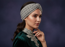 Bandeau Torsadé Femme Maille Doublure Polaire Gris Perle — Modèle — éditorial — Les Jolies Têtes