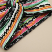 Bandeau Turban Croisé Femme Tissu Motif Ethnique Multicolore — Détail matière