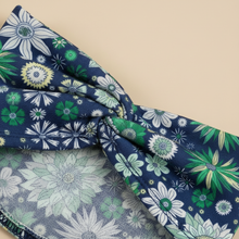 Bandeau Cheveux Fleurs Femme Tissu Bleu Marine, Vert et Blanc — détail matière
