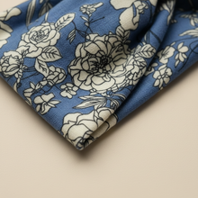Bandeau Cheveux Croisé Femme Tissu Fleuri Bleu Ciel et Ivoire — détail matière