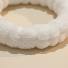 Bandeau Maquillage Pompons Femme Peluche Blanc et Bleu Ciel — Détail matière
