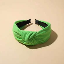Serre Tête Nœud Femme Tissu Vert — Packshot fond beige — Les Jolies Têtes