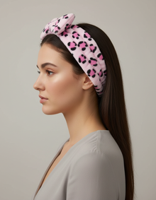 Bandeau Nœud Spa Femme Imprimé Léopard Rose Noir — porté de profil