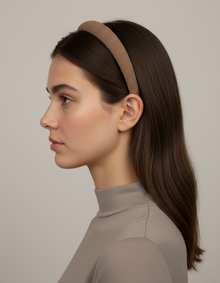 Serre-Tête Fin Femme Tissu Texturé Camel — porté de profil