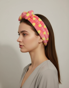 Bandeau Nœud Spa Femme Peluche Rose Corail à Pois Jaune — Porté de profil