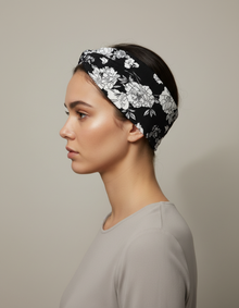 Bandeau Cheveux Croisé Femme Tissu Fleuri Noir et Blanc — Porté de profil