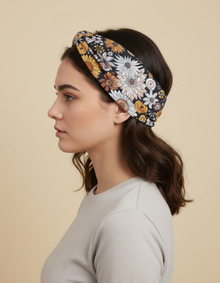 Bandeau Cheveux Fleurs Femme Tissu Noir, Jaune et Blanc — porté de profil
