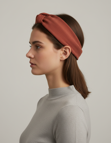 Bandeau Cheveux Croisé Femme Tissu Côtelé Terracotta — Porté de profil