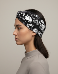 Bandeau Cheveux Croisé Femme Tissu Imprimé Abstrait Noir Blanc — porté de profil
