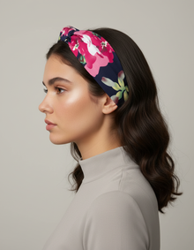 Bandeau Croisé Femme Tissu Bleu Marine Fleuri Rose — porté de profil