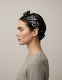 Bandeau Cheveux Bandana Paisley Femme Tissu Blanc Noir — Porté de profil