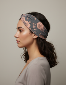 Bandeau Cheveux Croisé Femme Tissu Fleuri Gris Ardoise et Rose Nude — porté de profil