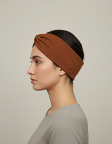 Bandeau Cheveux Côtelé Femme Tissu Camel — porté de profil
