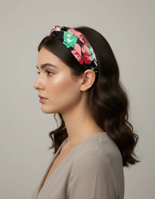 Bandeau Cheveux Croisé Femme Tissu Noir Fleuri Rouge Vert — porté de profil