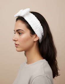 Bandeau Nœud Soin Femme Tissu Peluche Blanc — porté de profil