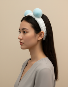 Bandeau Maquillage Pompons Femme Peluche Blanc et Bleu Ciel — Porté de profil