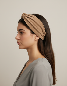 Bandeau Large Noué Femme Tissu Beige Sable — porté de profil