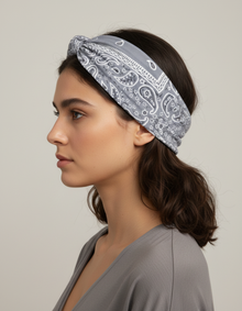 Bandeau Cheveux Bandana Femme Tissu Gris et Blanc — porté de profil