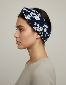 Bandeau Cheveux Croisé Femme Tissu Bleu Marine Fleuri Blanc — porté de profil