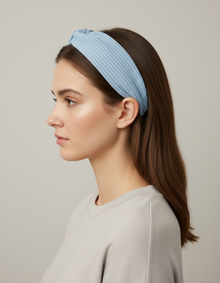 Bandeau Croisé Femme Tissu Côtelé Bleu Ciel — porté de profil