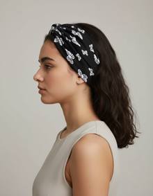 Bandeau Cheveux Croisé Femme Tissu Imprimé Papillon Noir Blanc — porté de profil