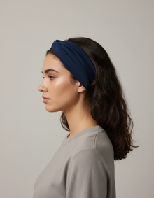 Bandeau Cheveux Sport Femme Tissu Bleu Marine — porté de profil