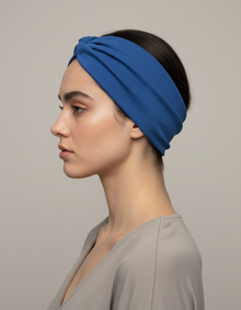 Bandeau Cheveux Sport Femme Tissu Bleu Saphir — porté de profil