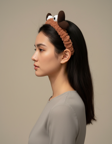 Bandeau Spa Fantaisie Femme Peluche Marron Antenne — porté de profil