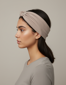Bandeau Cheveux Torsadé Femme Jersey Taupe — porté de profil