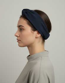 Bandeau Cheveux Croisé Femme Tissu Côtelé Bleu Marine — Porté de profil
