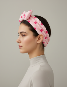 Bandeau Nœud Spa Femme Peluche Rose Poudré à Pois Fuchsia — Porté de profil