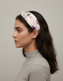 Bandeau Cheveux Fleurs Femme Tissu Rose Pâle Violet — Porté de profil