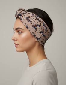Bandeau Nœud Turban Femme Rigide Imprimé Paisley Beige Rosé — Porté de profil