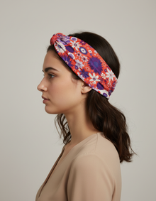 Bandeau Cheveux Fleurs Femme Tissu Rouge, Violet et Blanc — porté de profil