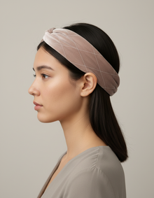Bandeau Perruque Ajustable Femme Velours Beige — porté de profil