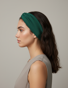Bandeau Cheveux Sport Femme Tissu Vert Impérial — porté de profil